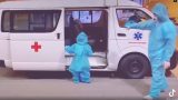 Bé gái ‘F0’ 5 tuổi ngoan ngoãn lên xe đi điều trị COVID-19 nhói lòng người