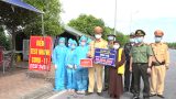Nam Định : Sư thầy Thích Đàm Tâm tặng quà các chốt kiểm dịch