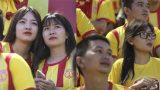 Dàn hot girl xinh đẹp đội mưa cổ vũ Nam Định trong ngày đối đầu ‘Chelsea Việt Nam’