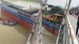 Chạy sai luồng tuyến, tàu hàng mắc kẹt dưới cầu Đò Quan
