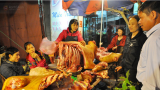 Chợ Viềng – Nam Định: Mua thịt bò ngày xuân để cả năm suôn sẻ, may mắn