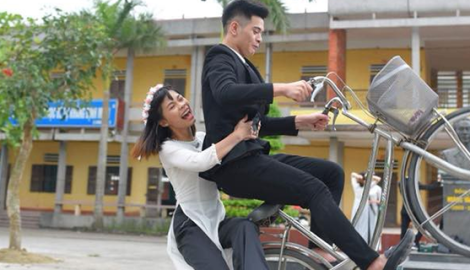 Đằng sau bức ảnh kỷ yếu cực chất là một cú ngã đau tưởng ngất của đôi bạn trẻ