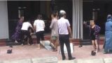 Đi đánh ghen cùng con dâu, mẹ chồng cầm dép đập vào mặt con trai: ‘Mày là thằng mất dạy’