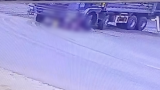 Clip: Người phụ nữ dắt xe đạp chở cháu bé qua đúng “điểm mù” xe tải, bị bánh xe cán trúng thương tâm