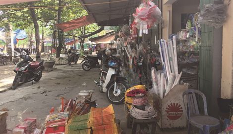 Thu tiền của tiểu thương sai luật, chính quyền phường phải hủy quyết định