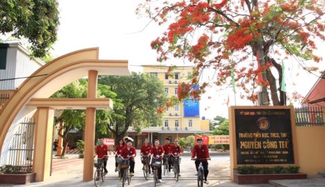 Về lại trường xưa