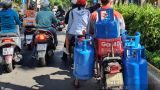 Thu nhập gặp khó vì Covid-19, ngay giá xăng, gas, rau củ quả đồng loạt tăng