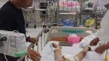 Bé trai 7 tuổi hôn mê sâu sau tiểu phẫu, gia đình tố bệnh viện tắc trách