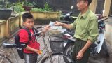 Học sinh lớp 4 nhặt được khoảng 3 triệu đồng liền đạp xe đến giao cho công an rồi mới chịu tới trường