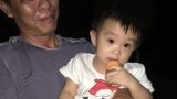 Bé trai kháu khỉnh bị bỏ rơi trước cổng chùa được người thân đến nhận