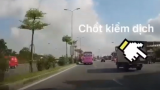 Bức xúc hành vi của xe khách BKS Nam Định vượt ẩu, đè mặt xe khách để né chốt kiểm dịch