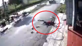 Clip: Ô tô lao như bay, tông văng người phụ nữ đang quay đầu xe