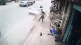 Nam Định: Kia Cerato húc tung xe máy, phụ nữ thoát chết kỳ lạ