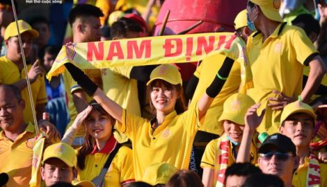 Hàng vạn CĐV Nam Định đồng loạt quay lưng phản đối trọng tài