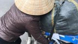 Người phụ nữ bất ngờ vì món đồ quý trong chiếc gối cũ ở thùng rác