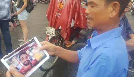 Vụ khách Tây đăng clip tố bị trả tiền âm phủ: Nam tài xế khóa máy, công an Hoàn Kiếm phải in ảnh tìm kiếm xác minh