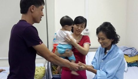 Gia đình cháu bé phẫu thuật tim bẩm sinh tặng lại tiền tài trợ thừa cho bệnh nhân nghèo