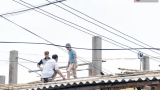 Người dân Nam Định gia cố nhà cửa, đắp bao tải cát trước nhà ứng phó với bão số 3