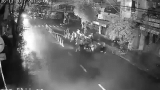 Clip: Nhóm đối tượng dùng hung khí chặn đánh 2 thanh niên gục giữa đường