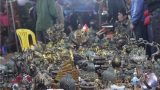 Dịch vụ trông giữ xe, nhà nghỉ “chặt chém” du khách tại chợ Viềng