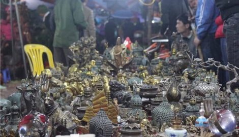 Dịch vụ trông giữ xe, nhà nghỉ “chặt chém” du khách tại chợ Viềng