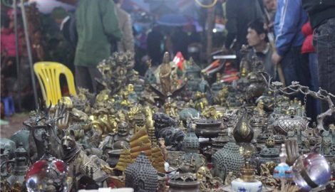 Dịch vụ trông giữ xe, nhà nghỉ “chặt chém” du khách tại chợ Viềng