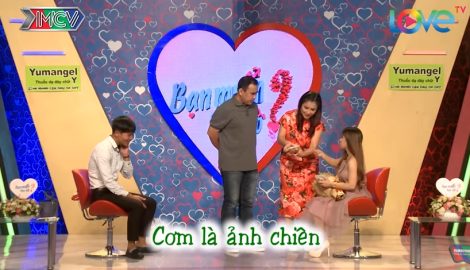 Hốt khi chàng trai Nam Định mang cơm chiên lên tận sân khấu để chinh phục bạn gái