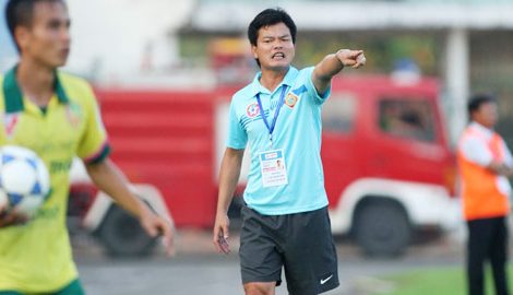 HLV Nguyễn Văn Sỹ: ‘CĐV Nam Định góp tiền ủng hộ cầu thủ’