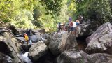 Xử phạt hàng chục người trốn chốt kiểm soát để lên núi dã ngoại