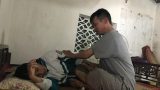 Chồng dị tật bẩm sinh chăm vợ bị u não trong căn nhà đi ở nhờ