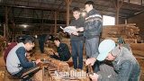 Những người giữ hồn nhà gỗ truyền thống