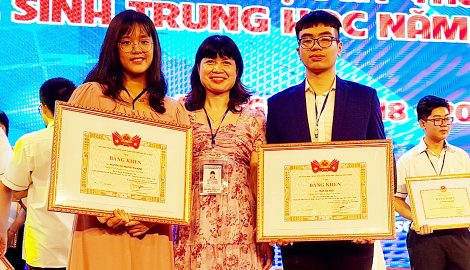 Nam Định : Hai học sinh chế tạo thành công màng bọc thực phẩm sinh học thông minh thay thế túi nilon