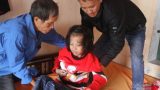 Mắc căn bệnh lạ, bé gái quê (Nam Định) bị liệt cả hai chân, tương lai mịt mù