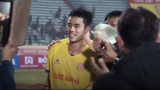 CĐV Nam Định vung tiền thưởng nóng, gây sốt mạng xã hội
