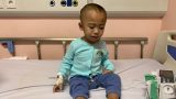 Mẹ mất lúc 1 tháng tuổi, bé trai vật vã với những cơn động kinh