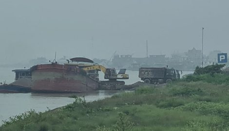 Nam Định: Hành lang đê Hữu Hồng bị “xẻ thịt” nghiêm trọng