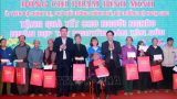 Phó Thủ tướng Phạm Bình Minh tặng quà cho người nghèo, công nhân lao động tỉnh Nam Định