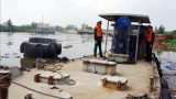 Bắt quả tang 2 tàu bơm dầu trái phép cho tàu cá trên biển