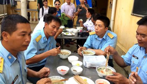 Đầu bếp đầu tiên mang phở ra Trường Sa