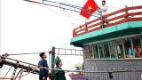 Tặng cờ Tổ quốc, ảnh Bác Hồ và phᴀᴏ ᴄứᴜ sinh cho ngư dân Nam Định