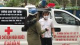 Ông Đoàn Ngọc Hải làm việc tại hiệu thuốc để kiếm tiền ủng hộ 2 bà cháu “ăn cơm trắng chan nước lã”