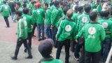 Hàng trăm tài xế GrabBike tắt ứng dụng, kéo đến trụ sở công ty để phản đối việc tăng chiết khấu