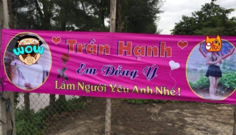 Chàng trai Nam Định mang băng rôn in hình bạn gái, biểu ngữ đến cổng nhà bạn gái để tỏ tình