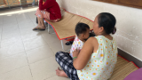 Đau xót lời kể bà ngoại bé gái 3 tuổi nghi bị mẹ đẻ bạo hành chấn thương sọ não: Bị đánh vì để phân dính vào dép?