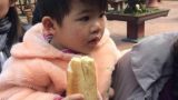 Bé gái xinh xắn bị mẹ bỏ lại trong chùa