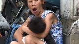 Người mẹ ẵm con ăn xin, chơi ma túy giữa phố