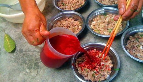 Suýt tử vong vì ăn tiết canh