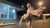 Nữ y sĩ ngất xỉu giữa đêm vì mệt, đói khi đang phân loại bệnh nhân trong khu cách ly COVID-19
