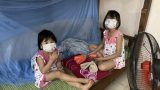 Bố vừa qua đời vì Covid-19, mẹ và anh cả cũng dương tính đang được điều trị, 2 chị em phải tự chăm sóc nhau trong khu cách ly