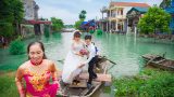 Màn rước dâu đặc biệt mùa mưa lũ của cặp đôi 9X Nam Định gây sốt